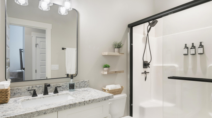 Guest Bath2_Trendy Pine LodgeHR