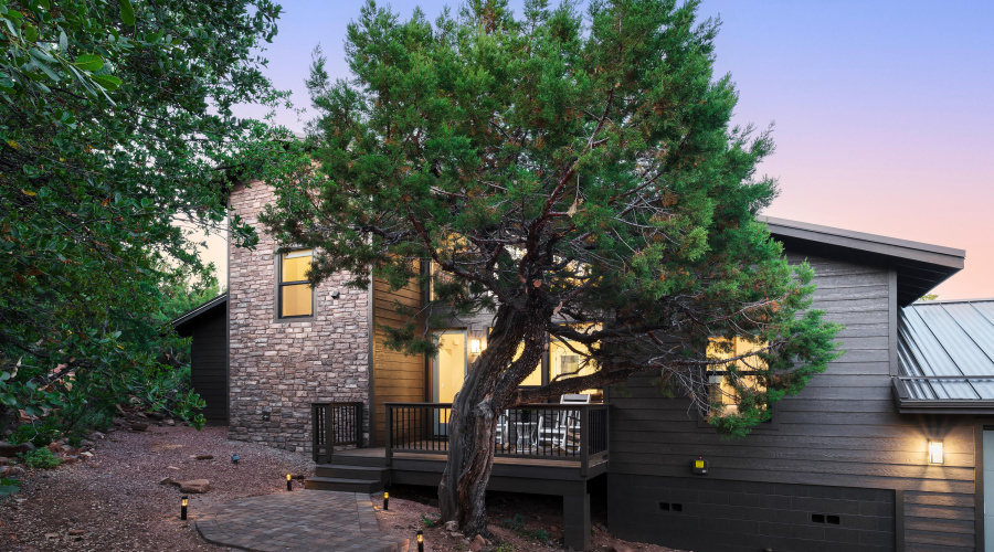 Front7_Trendy Pine LodgeHR