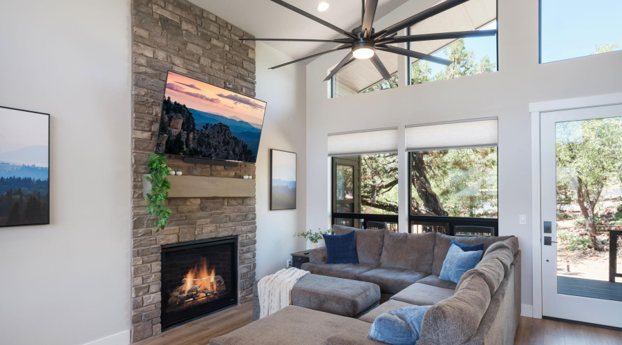 Living Room_Trendy Pine LodgeHR