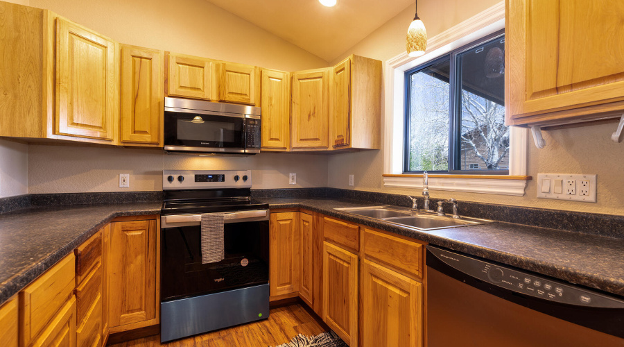 photo(16) 116 W Skyhook SL Staci 053125