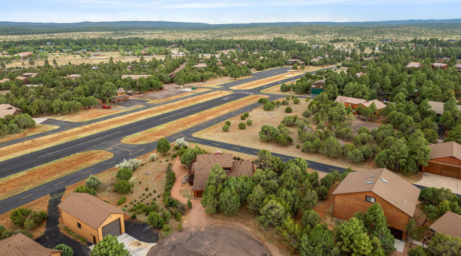 AMAZING COMMUNITY PRIVATE RUNWAY