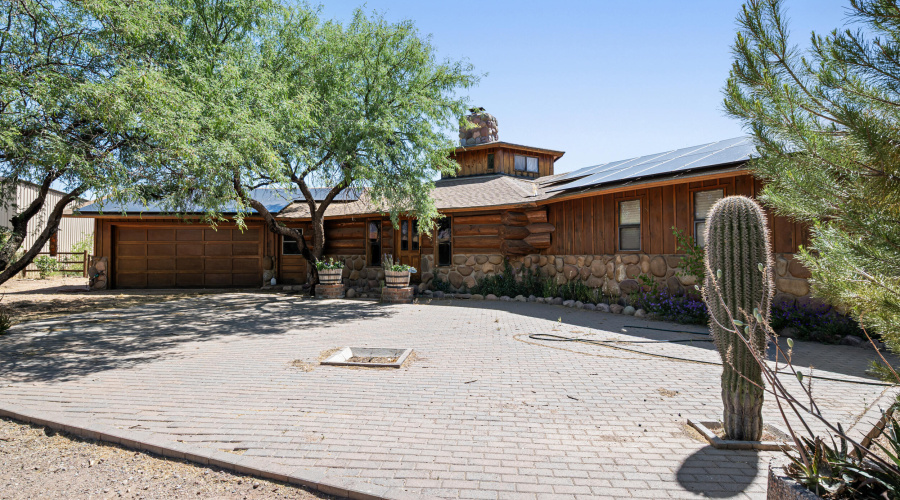Spacious Paver front patio