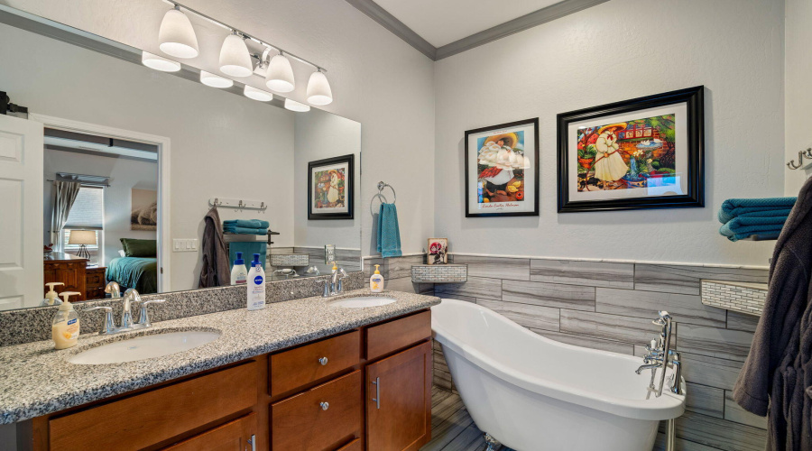 Primary En Suite with Dual Sinks