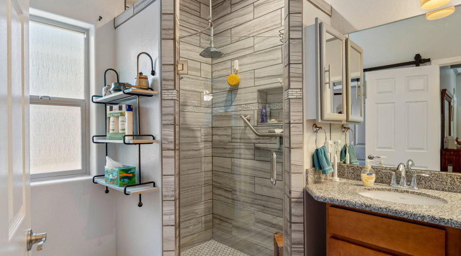 Walk in Shower w/Rain Shower Head