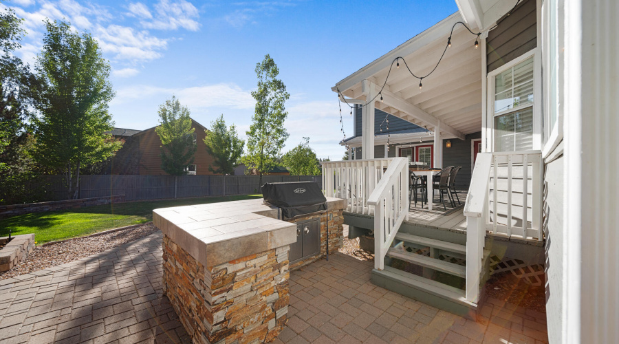 A back yard built in grill