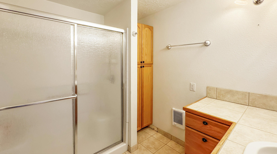 19 - Main house Hall Bathroom (2)