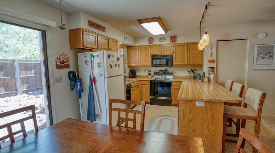 Kitchen/Dining Off Back Patio
