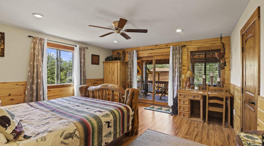 Master Bedroom w Deck