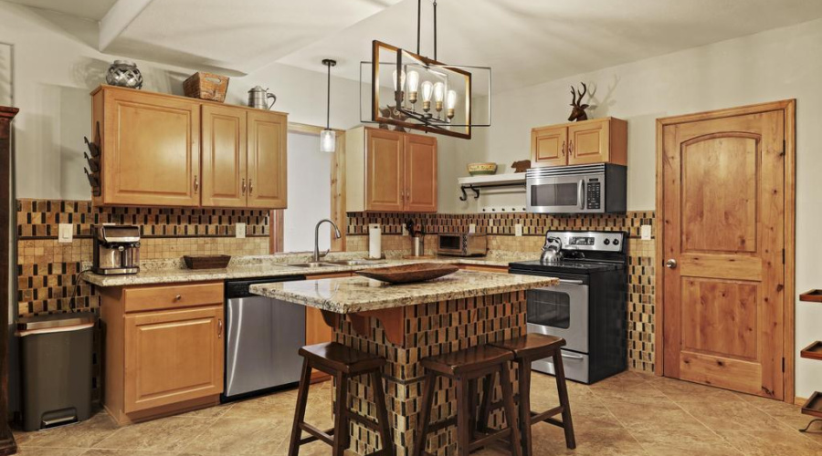 Guest Quarters Kitchen w Island