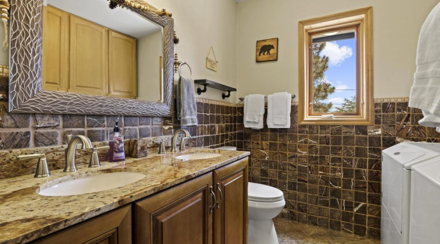 Guest Quarters Bathroom w laundry