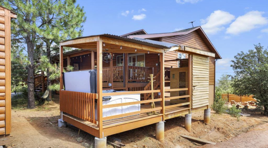 Deck w Jacuzzi & Sauna
