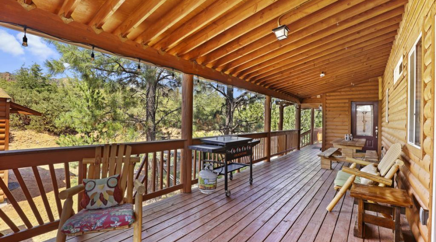 Covered Patio w Grill - Seating