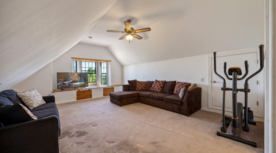 4th Bedroom/ Bonus room upstairs