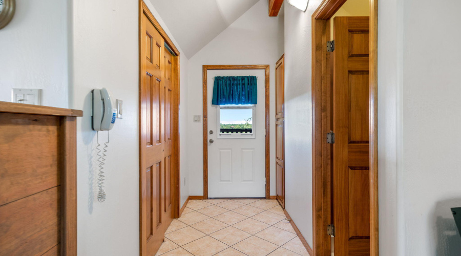 ENTRY TO GUEST SUITE