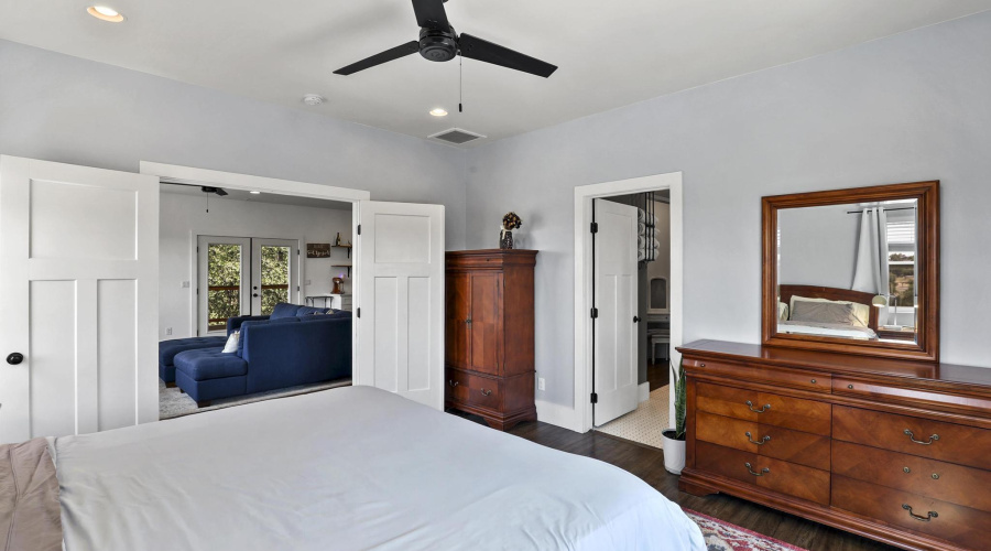 Upstairs primary suite1E0A5383