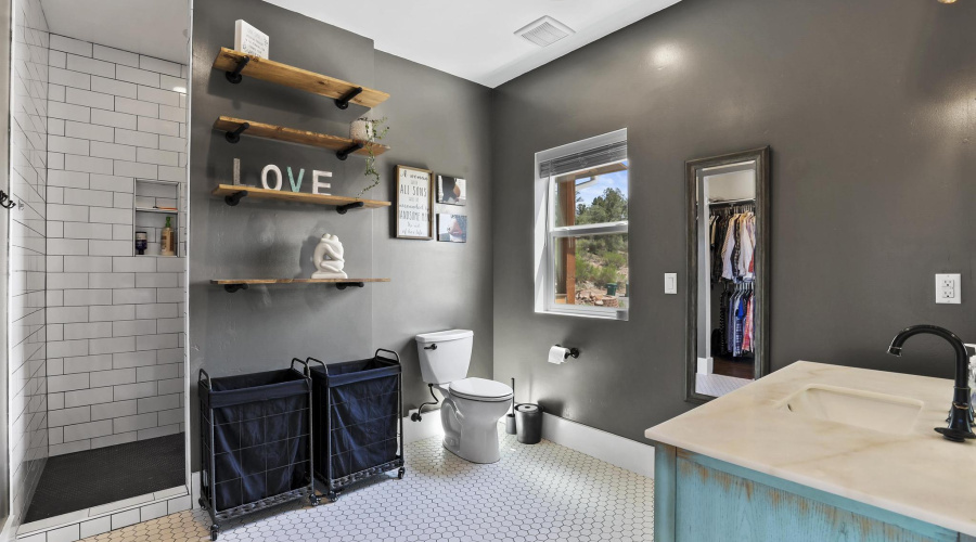 Upstairs primary suite, bathroom1E0A5397