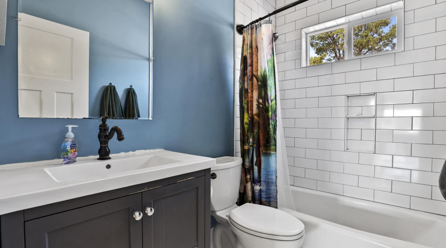 Upstairs guest bathroom1E0A5473