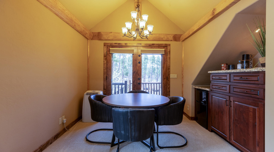 Guest room sitting area