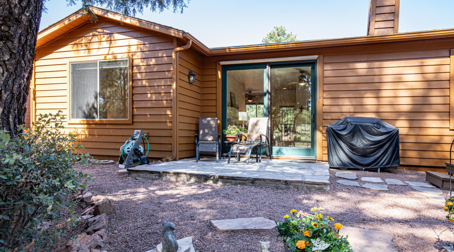 Backyard flagstone patio