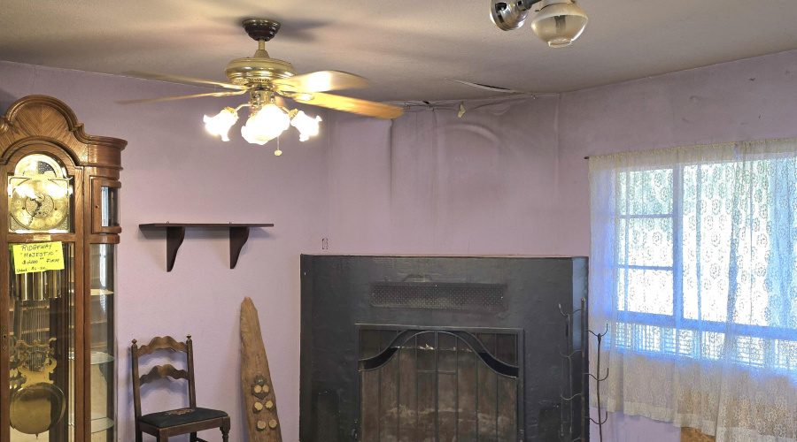 Fireplace in SW corner of Lvg Rm