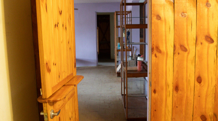 Dutch door betw Dining Rm & Lvg Rm