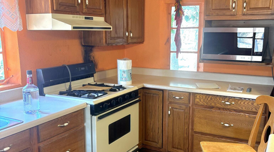 Kitchen NW Corner Range