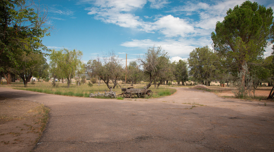 Driveway lkg NW twd Hwy