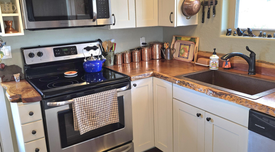 Kitchen Range & Farm Sink