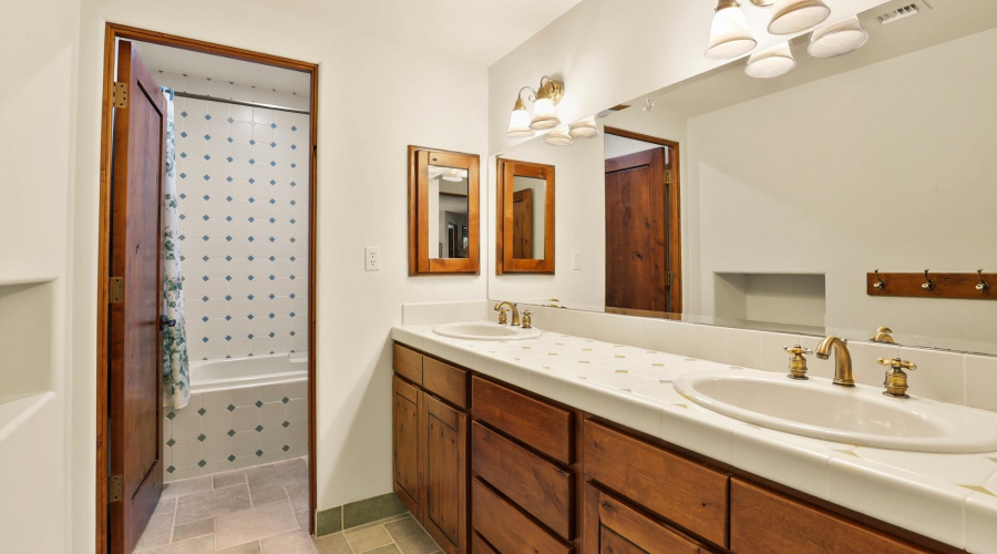 Guest Bathroom Downstairs (1)