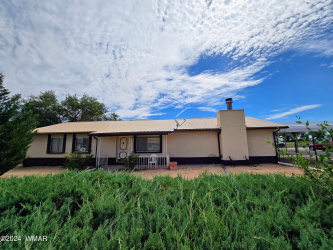 295 10th St., St. Johns, Arizona 85936, Bedrooms, ,Bathrooms,Residential,For Sale,10th St.,252534