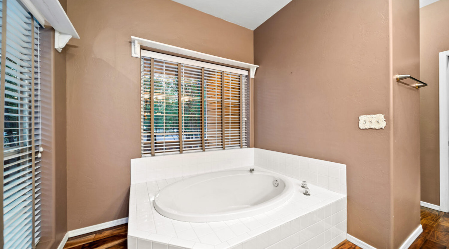 H ensuite garden tub