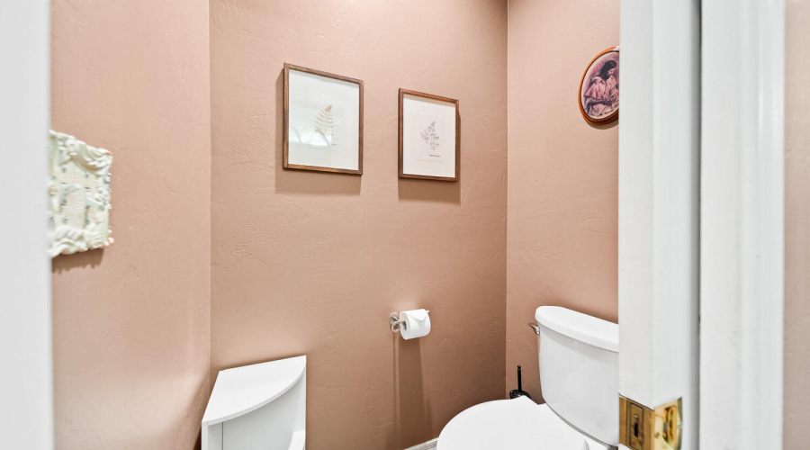 H ensuite toilet area