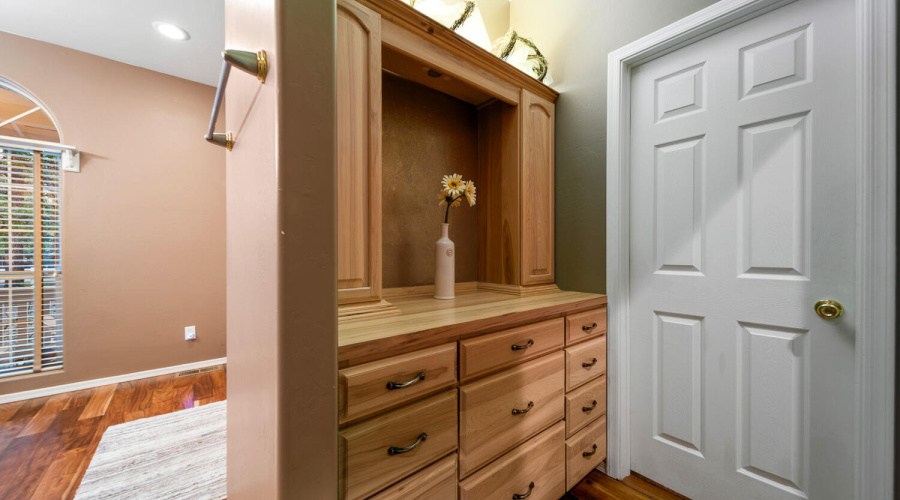 H ensuite dresssing area to walk in clos