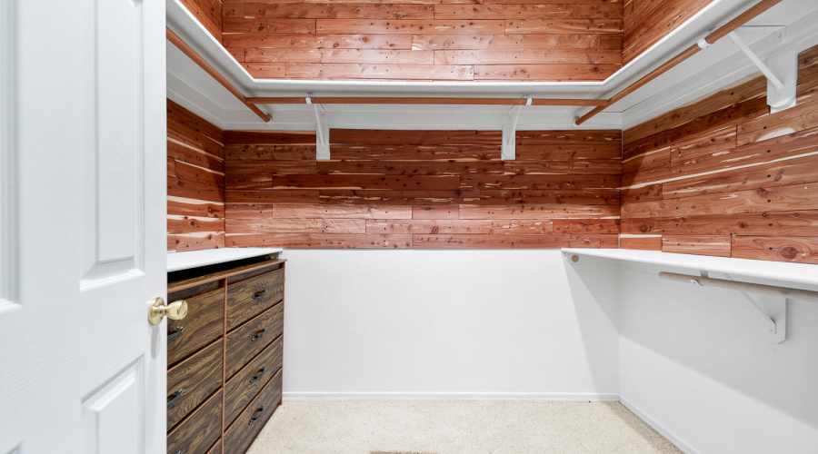 H cedar lined ensuite walk in closet