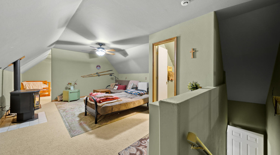 H bonus bedroom above garage