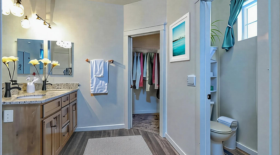 10 411 Hillcrest Owner's Bathroom Suite