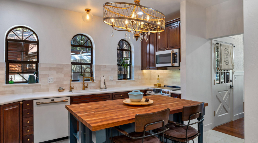 Breakfast Bar in Kitchen