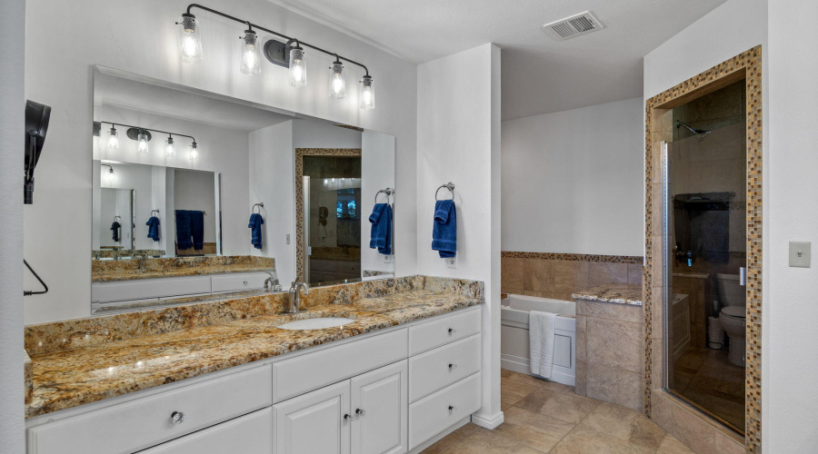 Dual Vanities in En Suite