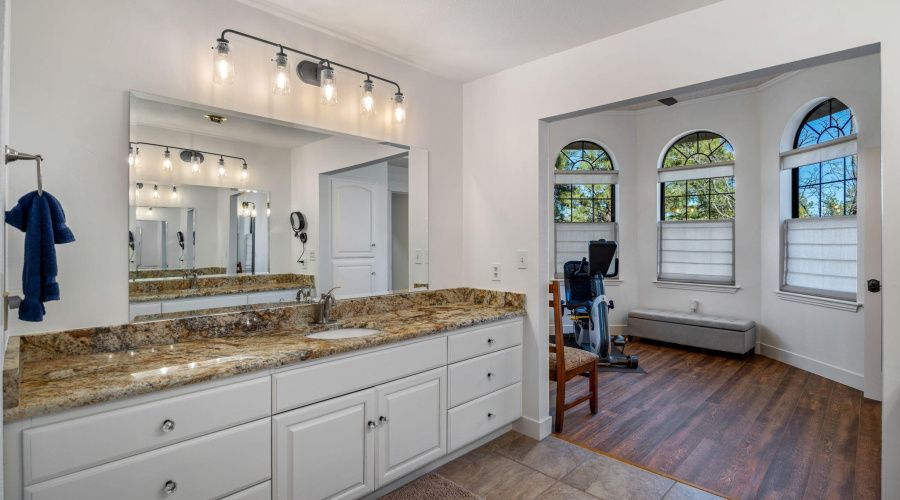 Dual Vanities in En Suite