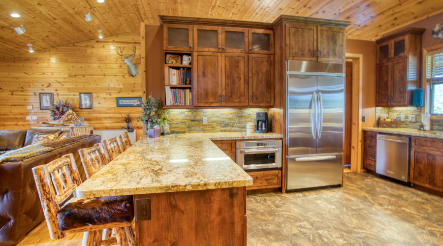 Breakfast Bar and Kitchen