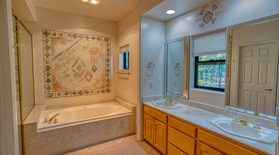 Master Bath w/ Jetted Tub
