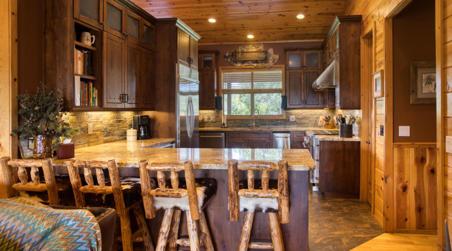 Breakfast Bar and Kitchen