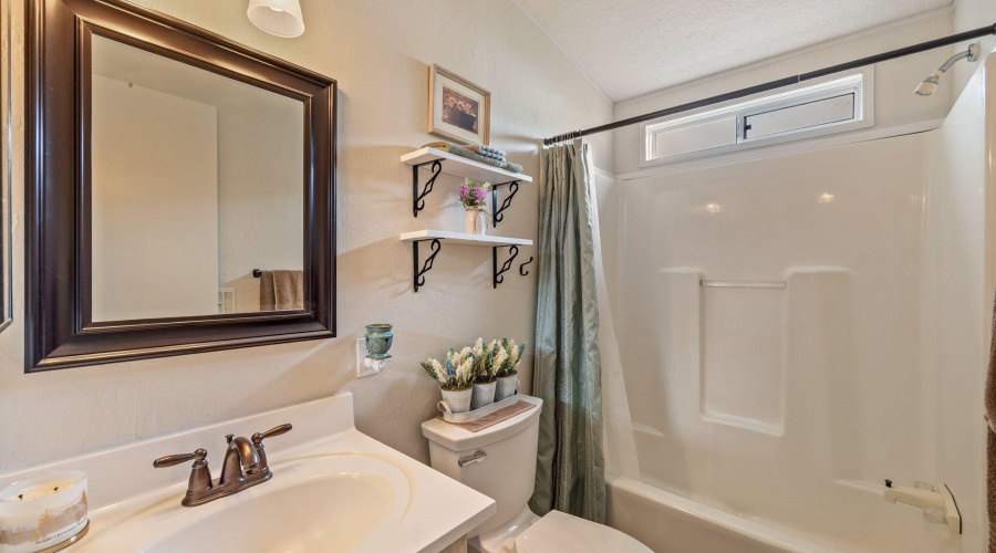 Guest bath with shower/ tub