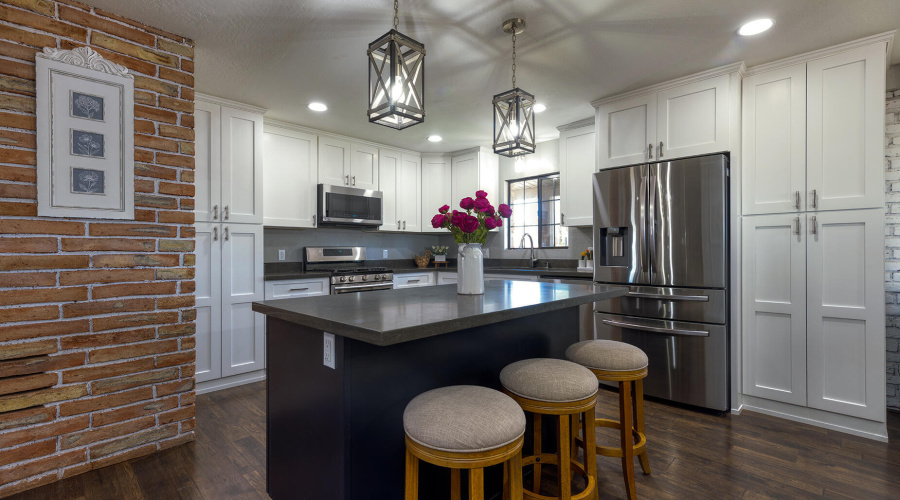 Island with Quartz countertop