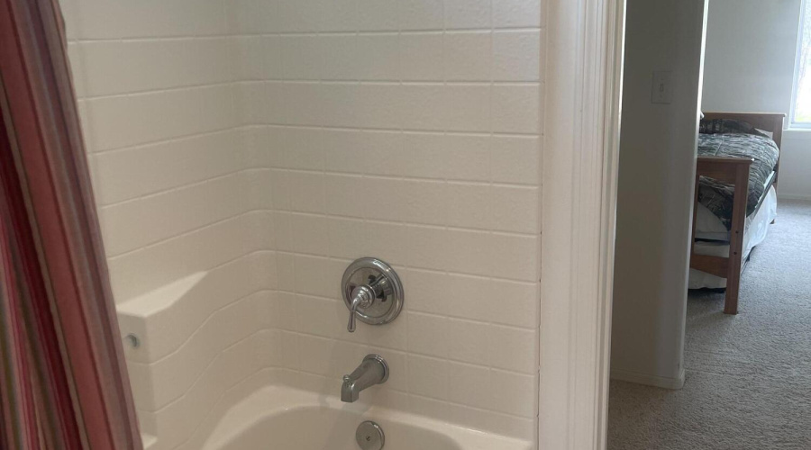 Jack n Jill Bath Shared Tub & Commode