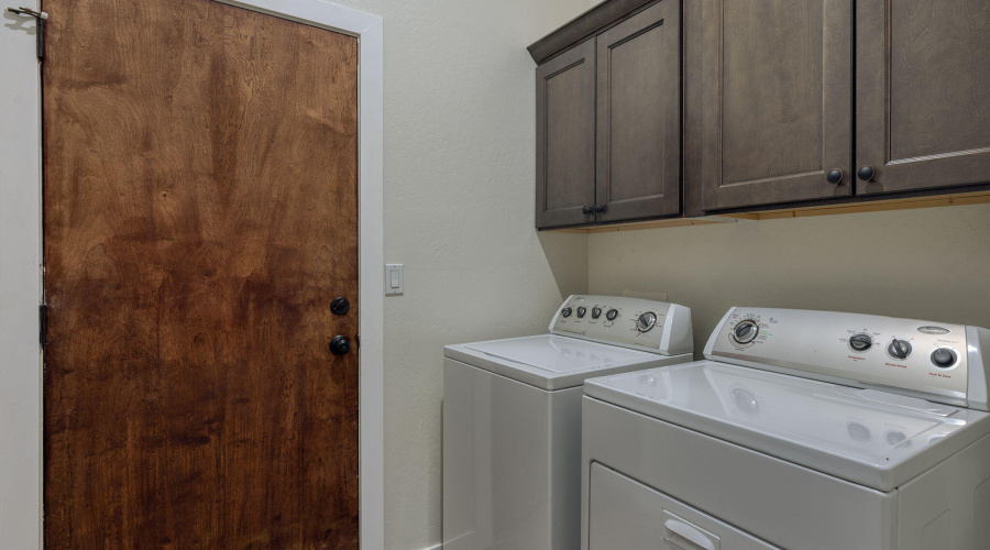 LARGE LAUNDRY ROOM
