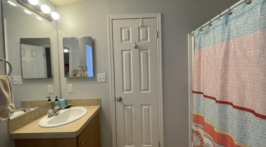 Full bath between bed 2&3