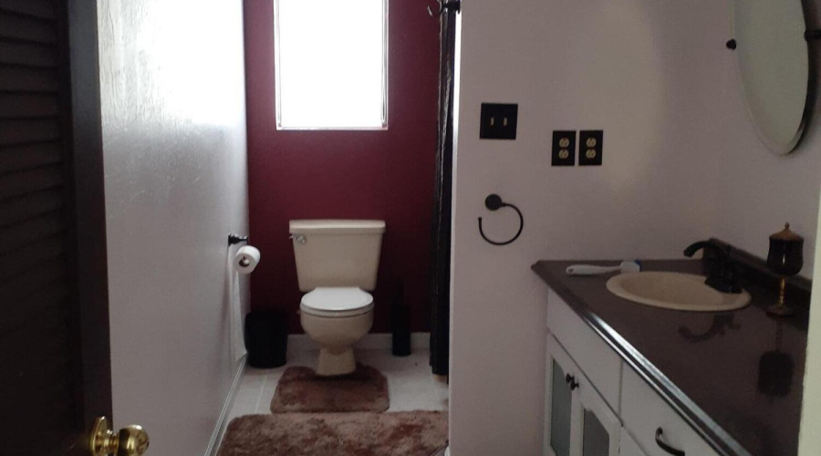 Common Bath - Upstairs