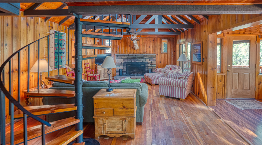 PAX_3094_AuroraHDR2019-edit