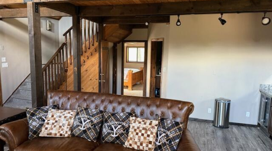 lounge area looking to primary